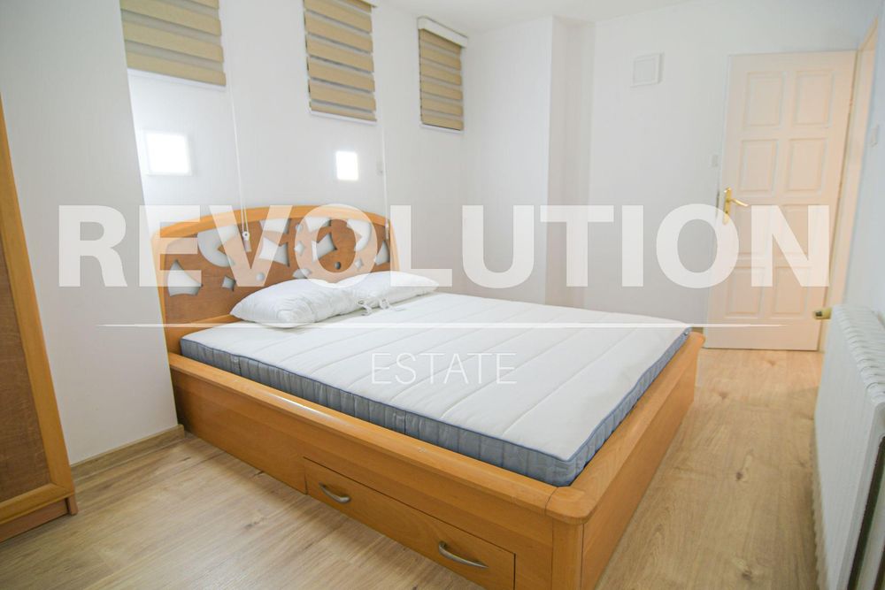 Дава се под наем Тристаен апартамент в Пловдив, Център - 150 кв.м за 1994.61 € - Снимка #2