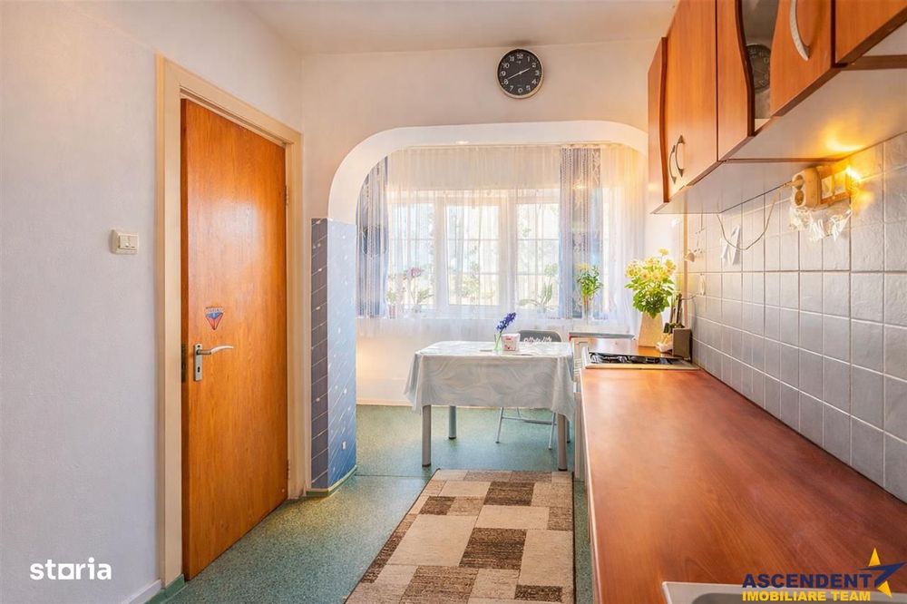 Apartament 3 camere decomandat, cu boxa si parcare, pozitie centrala,
