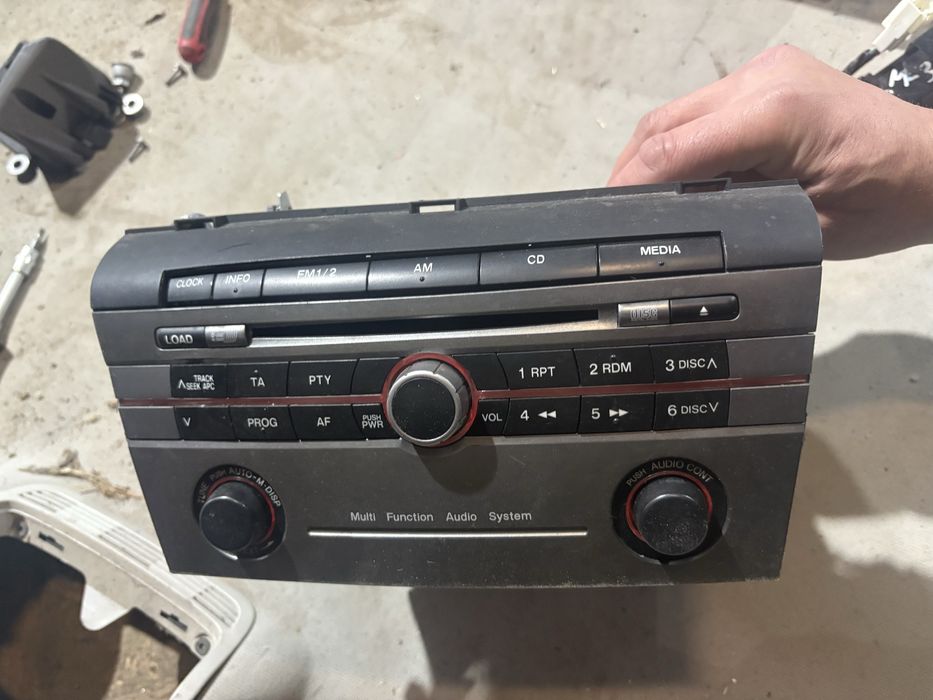 Mazda 3 2006 година СД Радио