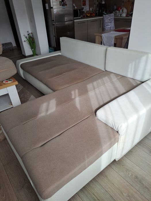 Coltar extensibil , spațios , alb cu maro