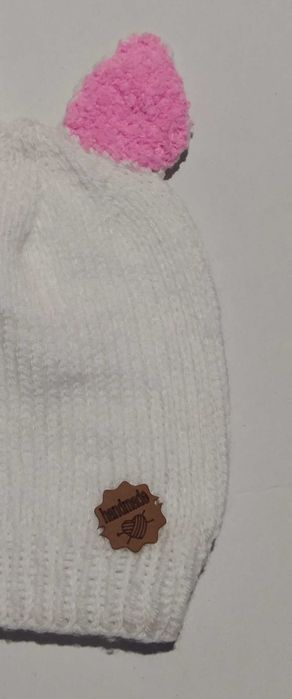 Безшевно ръчно плетена детска шапка с ушички 5€/бр или 2бр./9 €