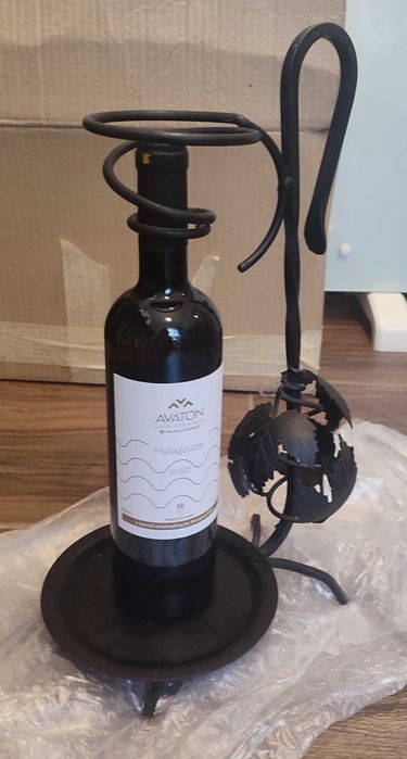 Метална стойка за бутилка вино