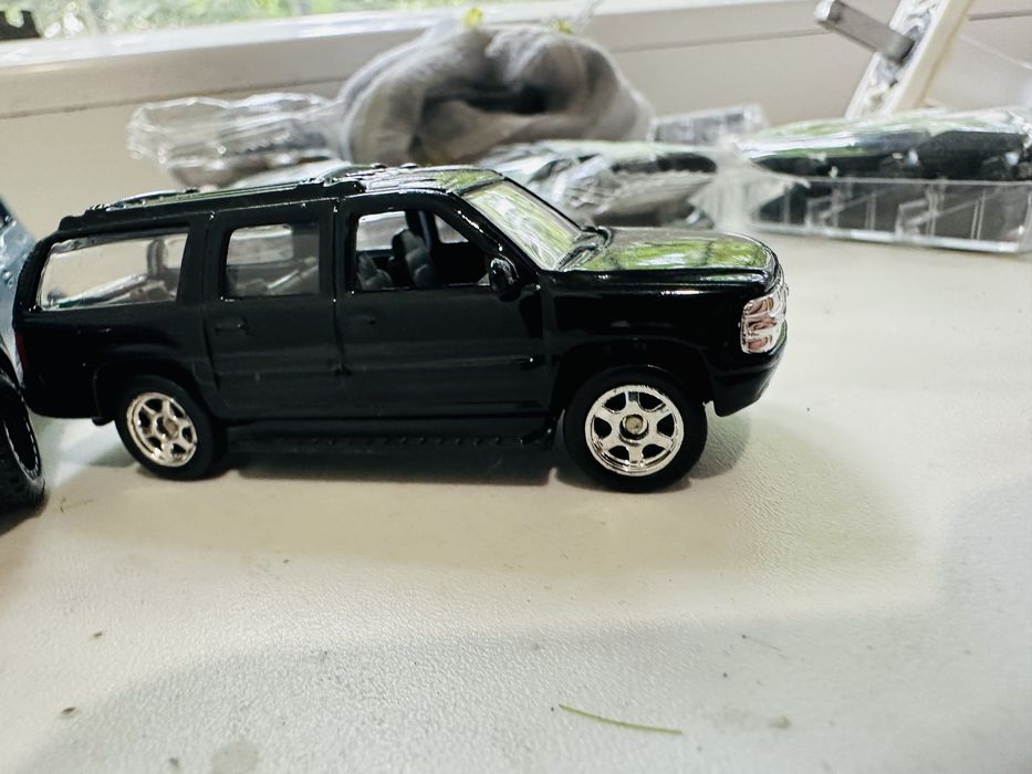 Chevrolet suburban 1/64 моделька