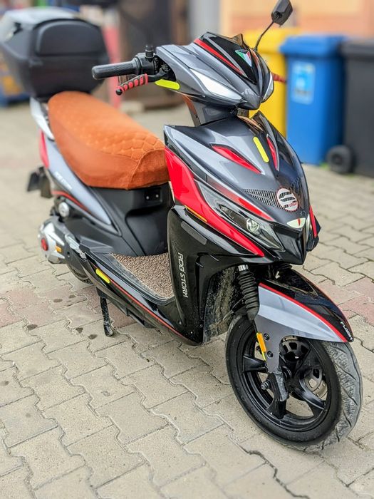 Scuter electric 2200w limitat din farbrică la 25km/h.fără permis