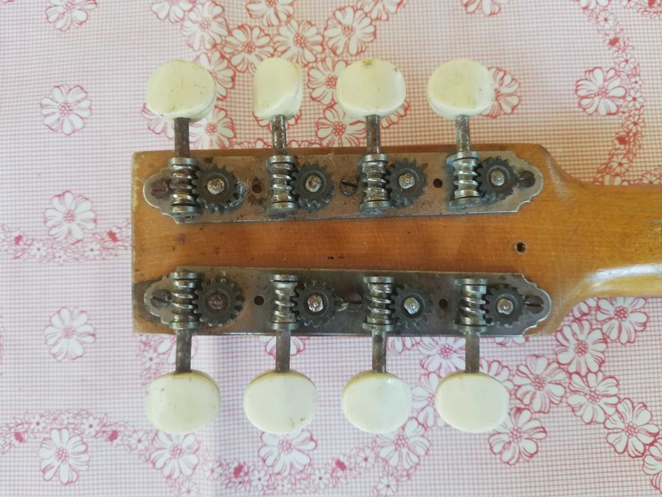 стара мандолина и лък музикален инструмент