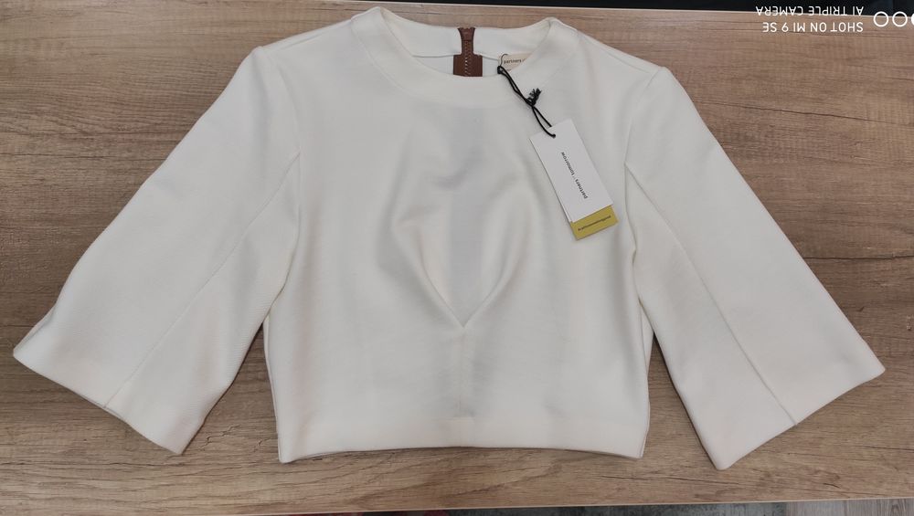 Продам блузку белую