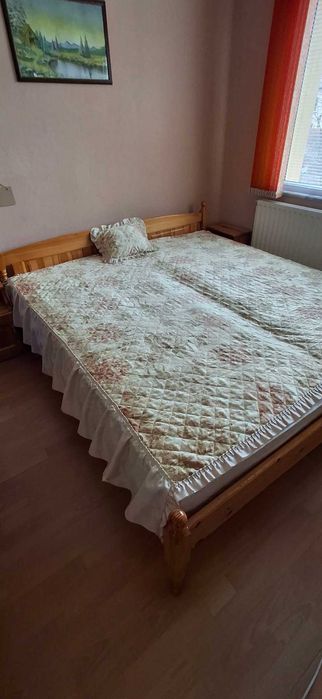 Спалня от естествена дървесина