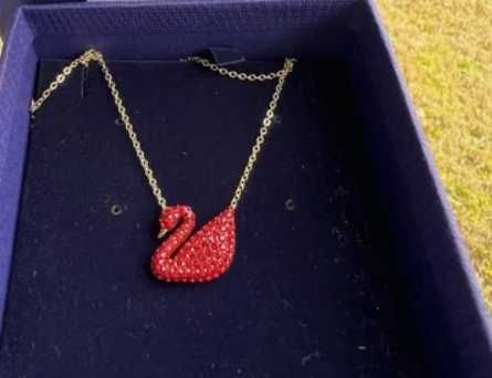 Lănțișor Swarovski Swan / Lebădă Roșie - nou, în cutie