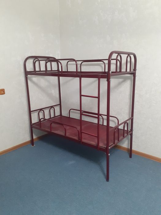 Палас, кровати , столики.