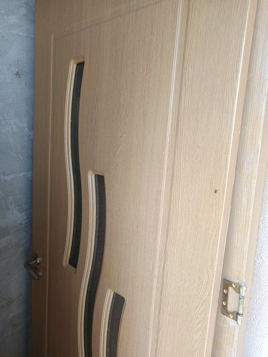 Vând 4 uși de lemn