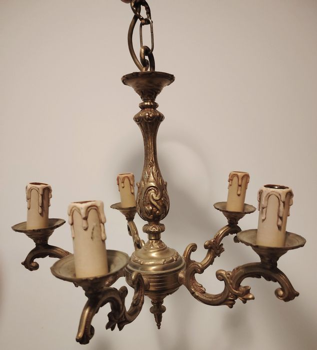 Candelabru antic din bronz masiv cu 5 brațe în stilul francez Louis , dimensiuni 44 cm in diametru,h cu lanț 68