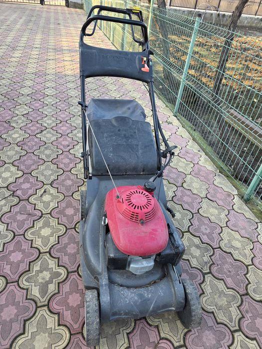 Vând mașina de tuns iarba Honda