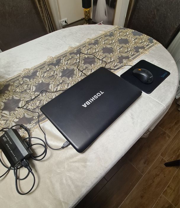 Laptop Toshiba cu geanta