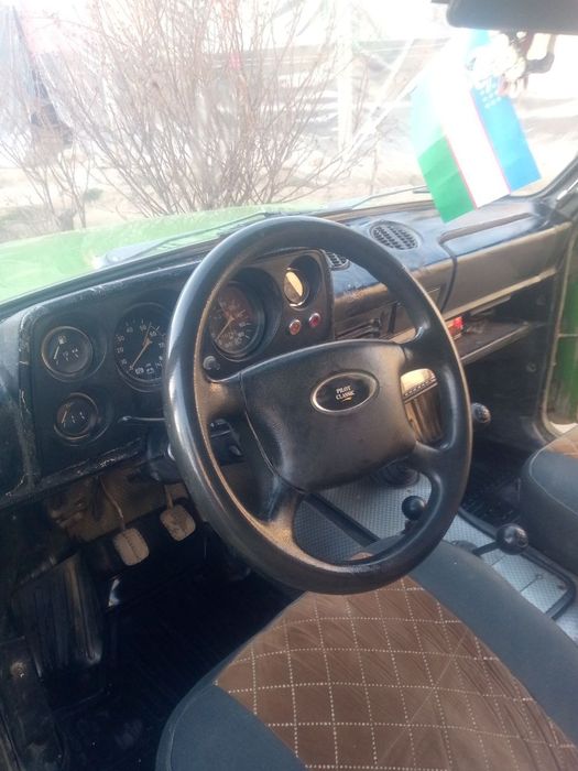 Niva 4x4 avtomobili sotiladi