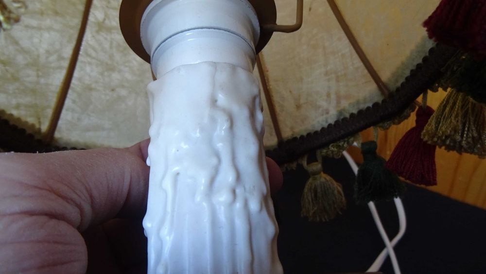 Настолна лампа вентидж маркирана, естествена кожа  и метална основа.