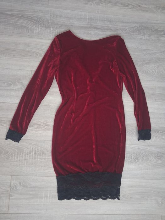 De vânzare,purtate de maxim 2 ori.                        Mărimi,L,XL.