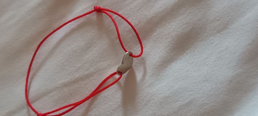 Bratara cu snur rosu in forma de inimioara