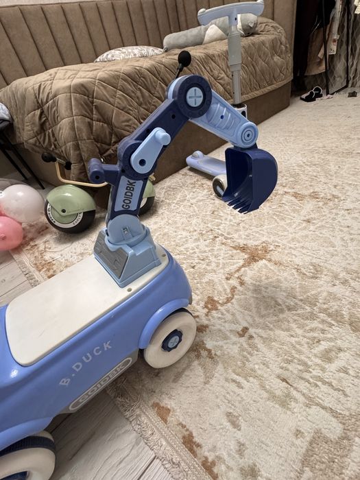 Продам машинку толокар