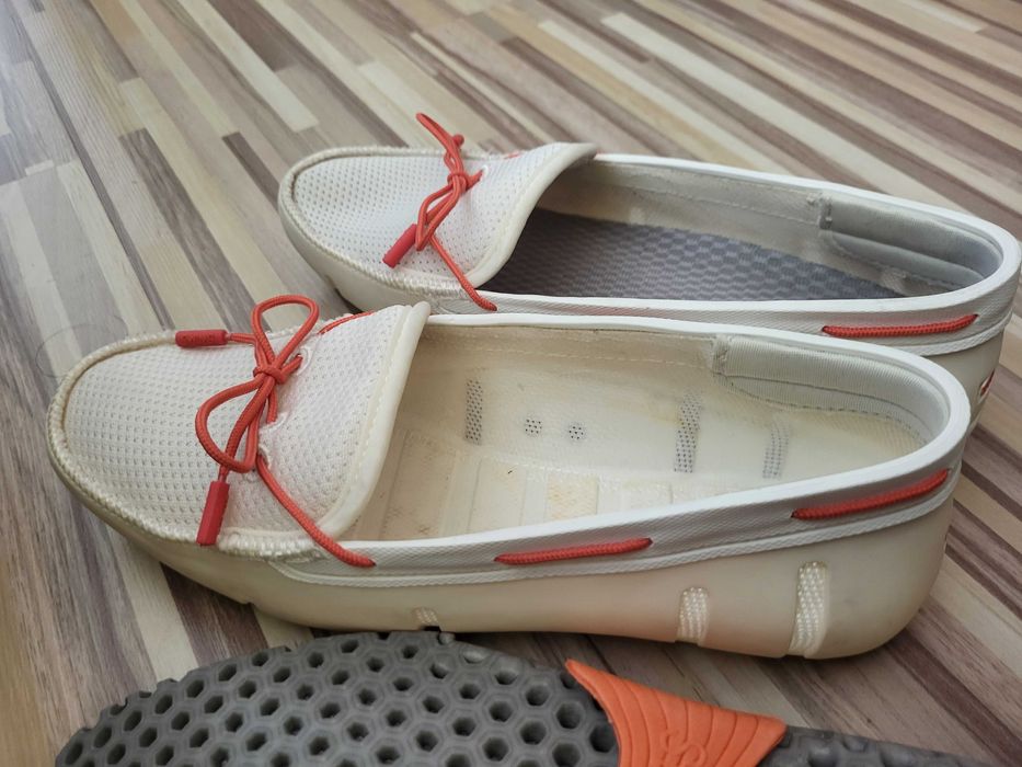 Бели мокасини Swims