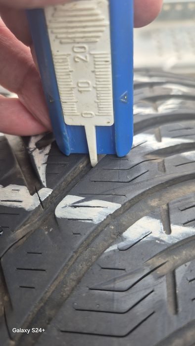 două cauciucuri; 205 55 16 de iarnă,m +s