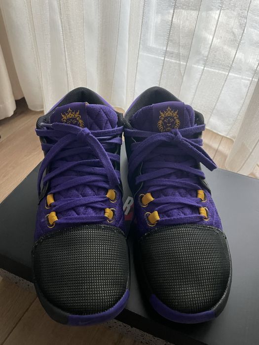 NIKE Lebron Witness 8