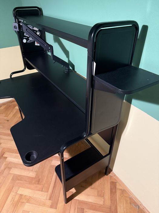 Birou gaming Fredde ikea folosit 10 luni Brasov(fara monitor stand si stickere, nu acopar livrarea)