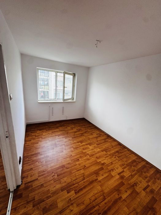 Apartament de vanzare cu 3 camere, etaj 3