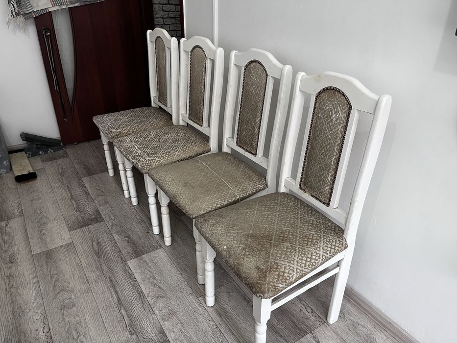 Стулья из дерева, сидушка с обивкой