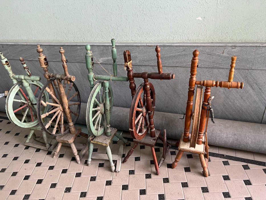 Старинные Прялки и Другие Предметы