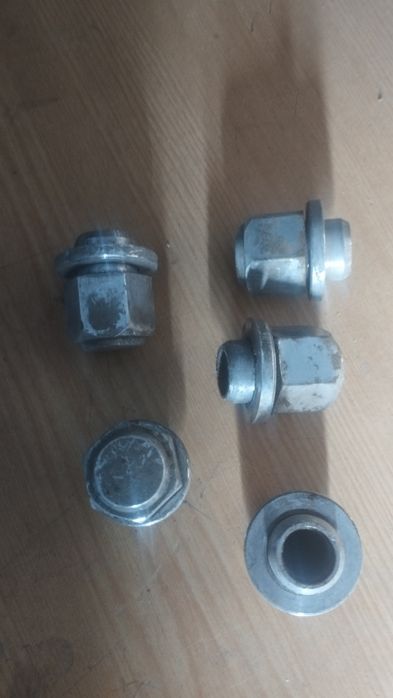 Продам гайки для колес.