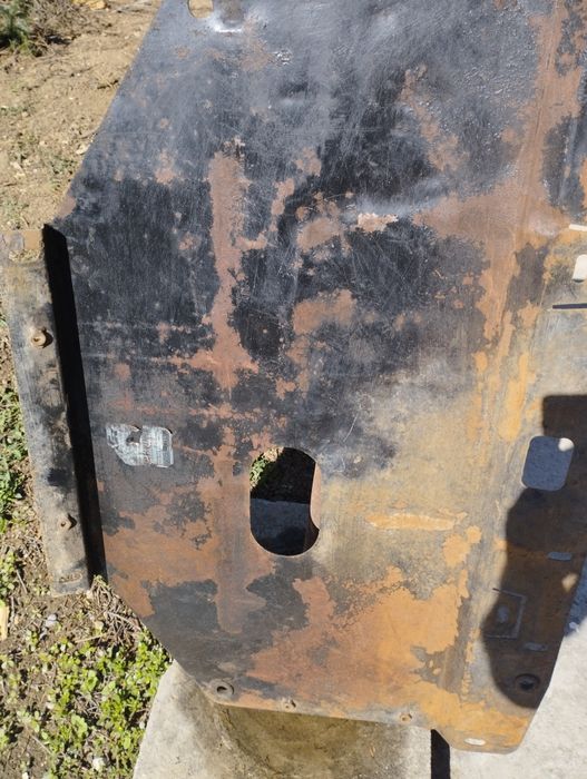 Vând scut motor metalic de vw passat 2004