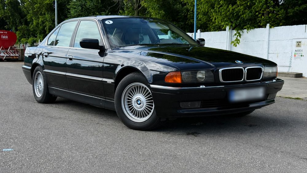 BMW Seria 7 BMW 740i 4.4 V8 E38 RETROMOBIL