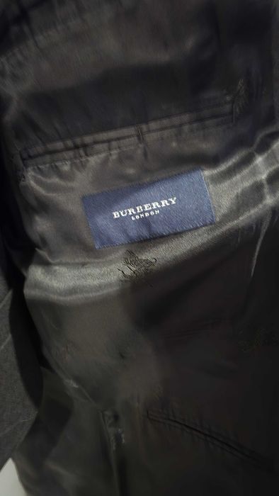 Продавам нов мъжки костюм BURBERRY