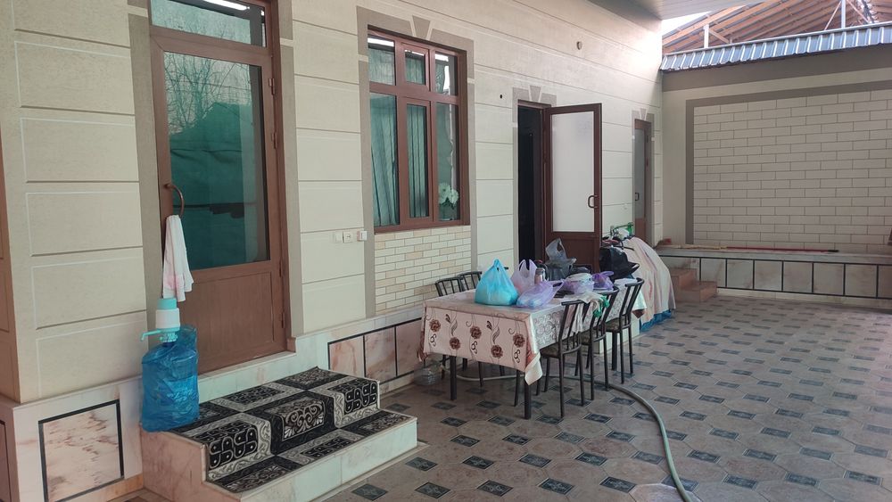 Ассаломалайкум 6 сотихли ховли сотилади тайёр узимиз яшаш учун курилга