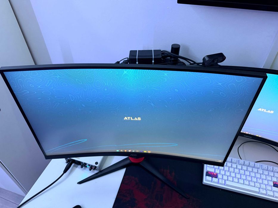 Monitor gaming curbat AOC 27” 240Hz – stare perfectă