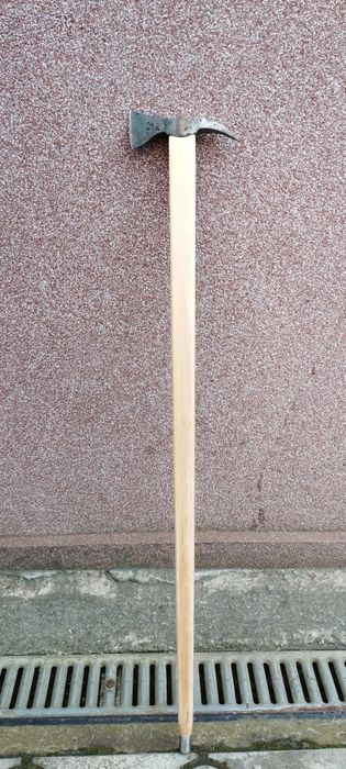 Piolet ( toporas ) din otel pentru drumetii