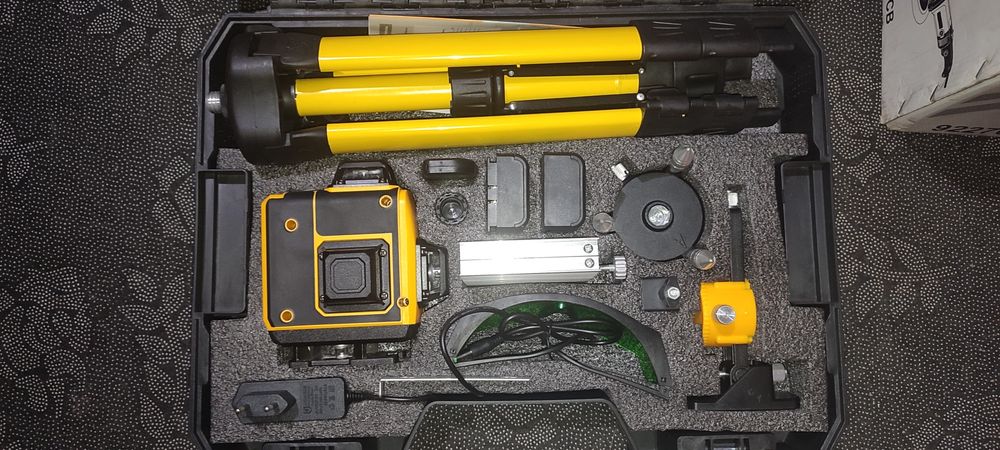 Два перфоратора Новый и Б/У и Лазерный уровень (нивелир) в кейсе