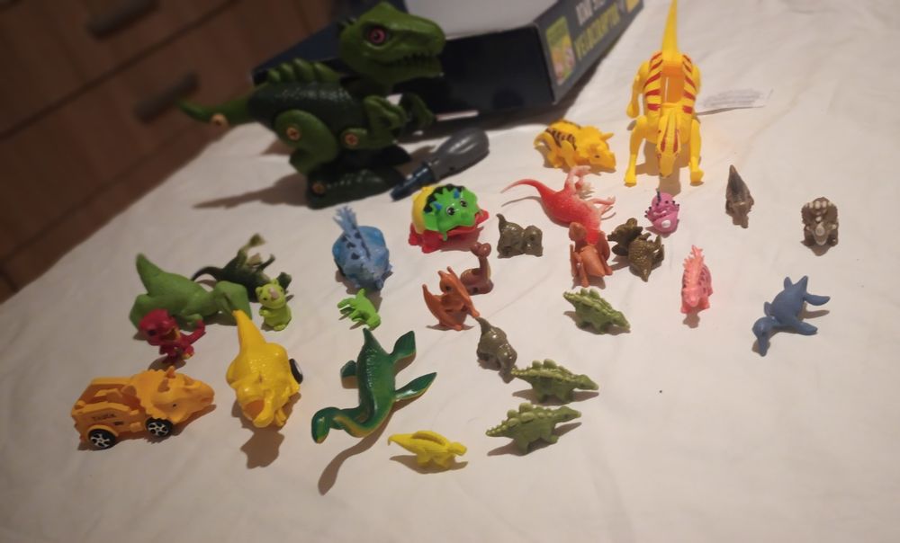 Lot pt iubitorii de dinozauri