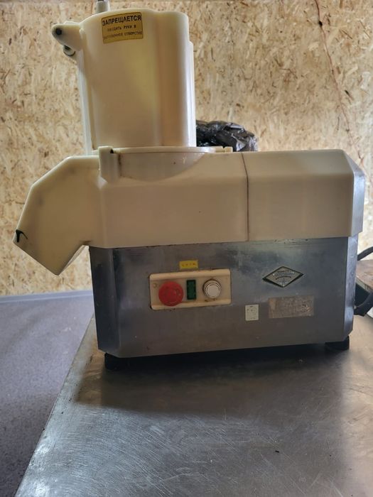 Продам Холодильник промышленный и овощерезку