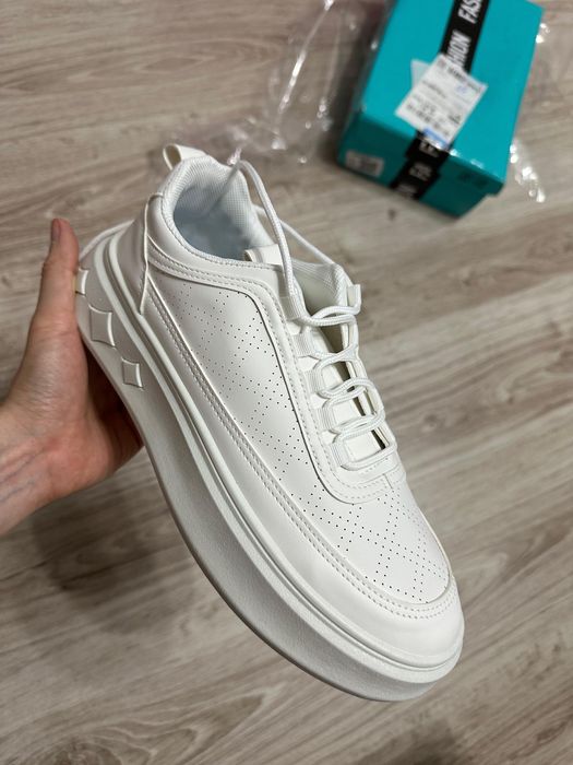 Продам новые кроссовки