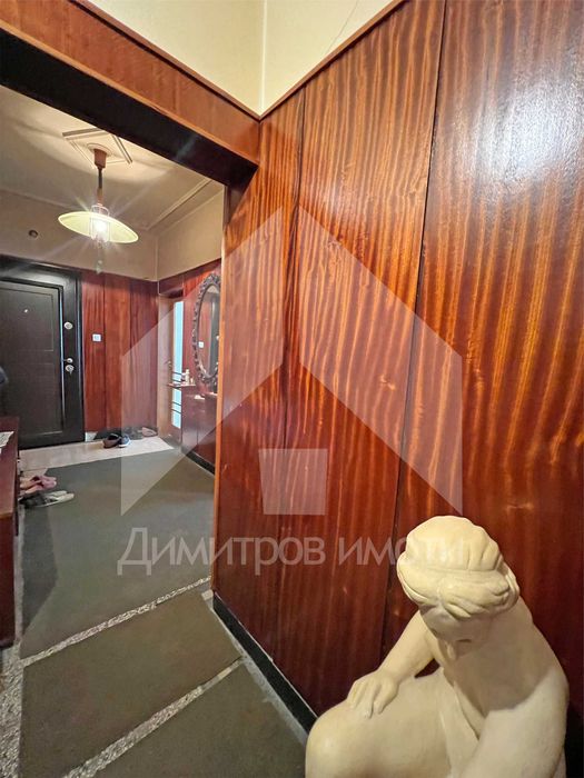 Продава апартамент 111 м2 в тухлена жилищна кооперация център.