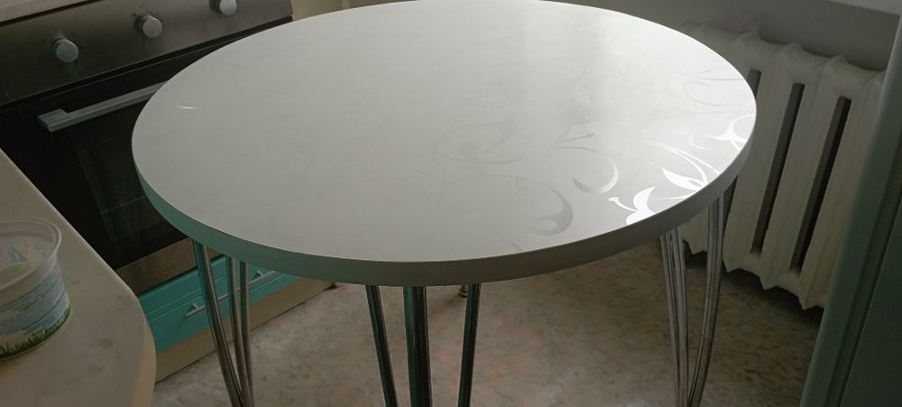 Продам стол с 4 стульями