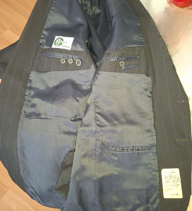 Costum barbatesc, bleumarin cu dungi, nou