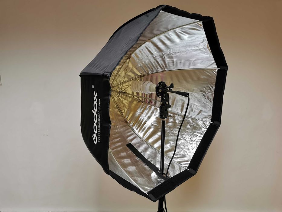 Стойка за чадър / софтбокс с вграден цокъл за крушка