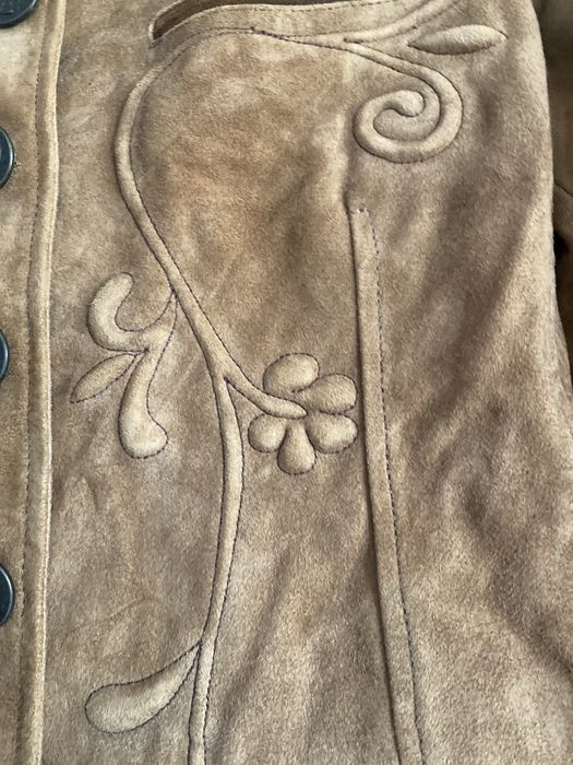 Jachete din piele culoare neagra si alta culoare maro