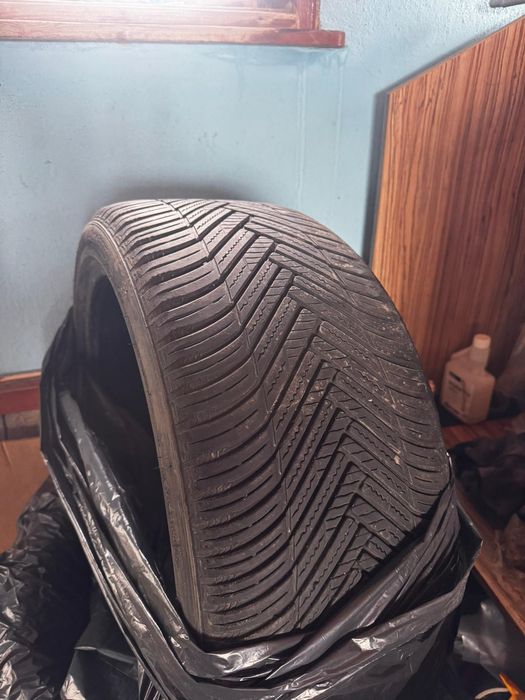 Продавам Гуми 255 35 19