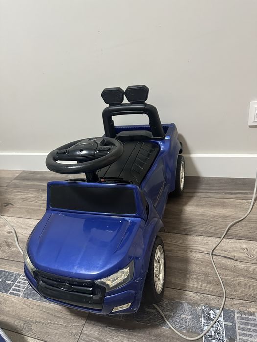 Продам детскую машинку-толокар