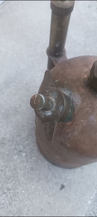 Pompa veche din alama