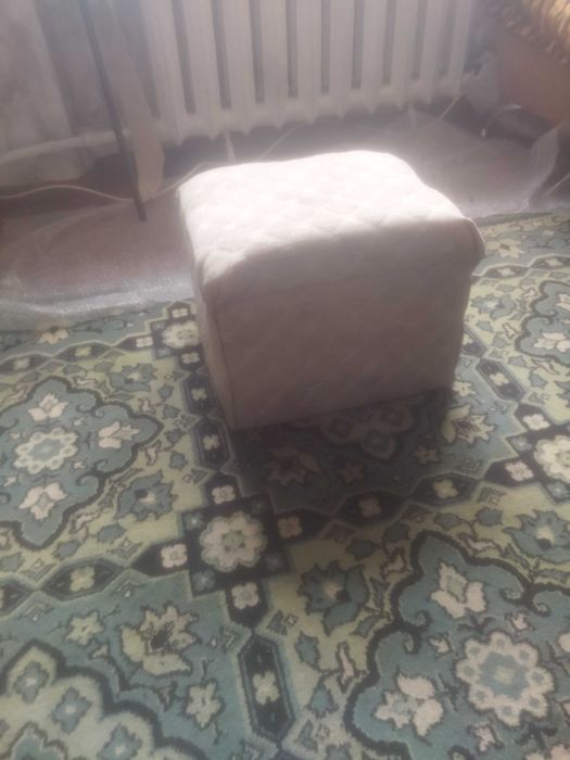 Продам стул для прихожей.пуфик