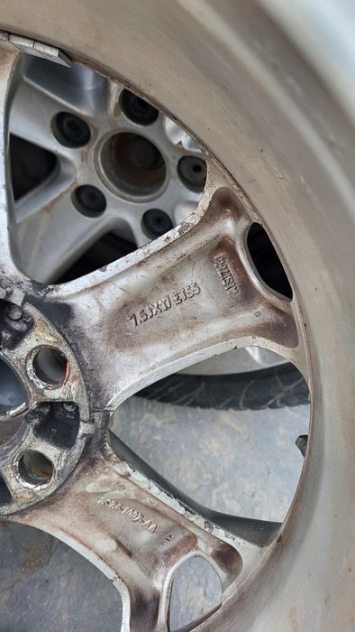 Jenti cu anvelopa vara